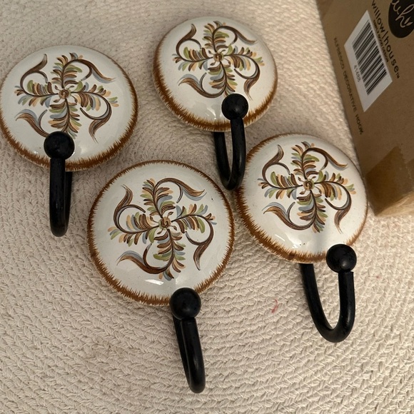 SLAH/WH Alfresco Hooks NEW Handpainted Design by Gail Pittman 3 sets of 2. - Picture 3 of 5